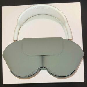 Green Apple AirPod Max.